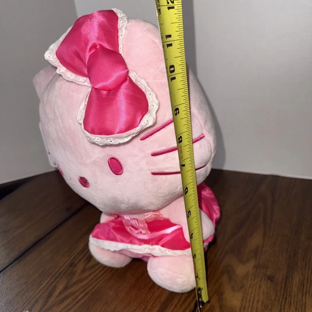 Hello Kitty and Friends: Pink Monochrome Hello Kitty 12